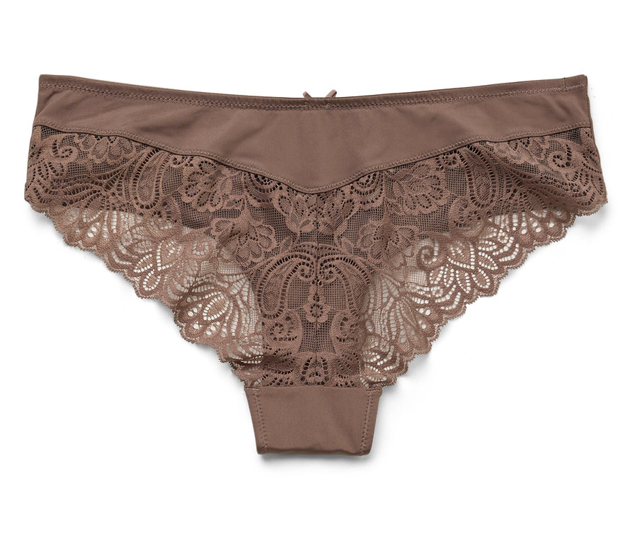 Hnědé kalhotky s krajkovým lemem na bílém pozadí.