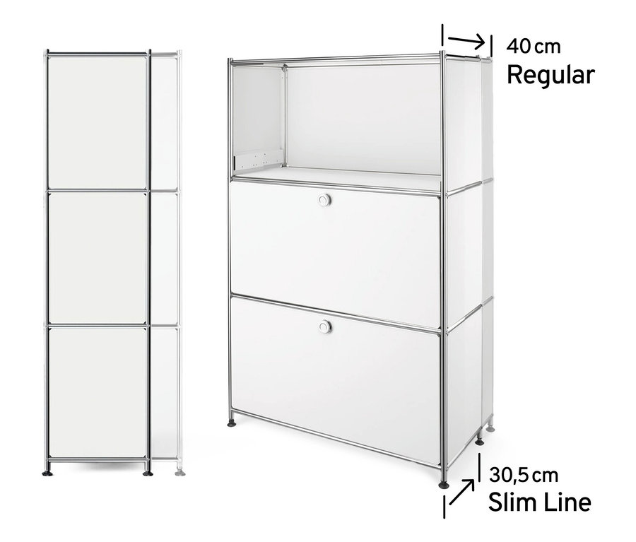 Dva bílé kovové regály »CN3 Slim Line« jsou zobrazeny na bílém pozadí. Vlevo je úzký regál se třemi otevřenými přihrádkami. Vpravo je širší regál s jednou otevřenou přihrádkou a dvěma výklopnými přihrádkami.
