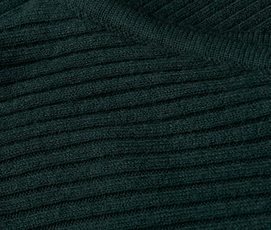 Detailní záběr tmavě zeleného strukturovaného svetru Street One, který ukazuje texturu látky.