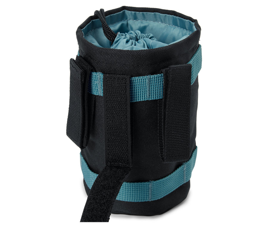 Černá taška s tyrkysovými akcenty a stahovací šňůrkou.