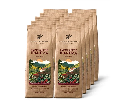 Deset hnědých balení zrnkové kávy Farmkaffee Ipanema s ilustrací kávové farmy.
