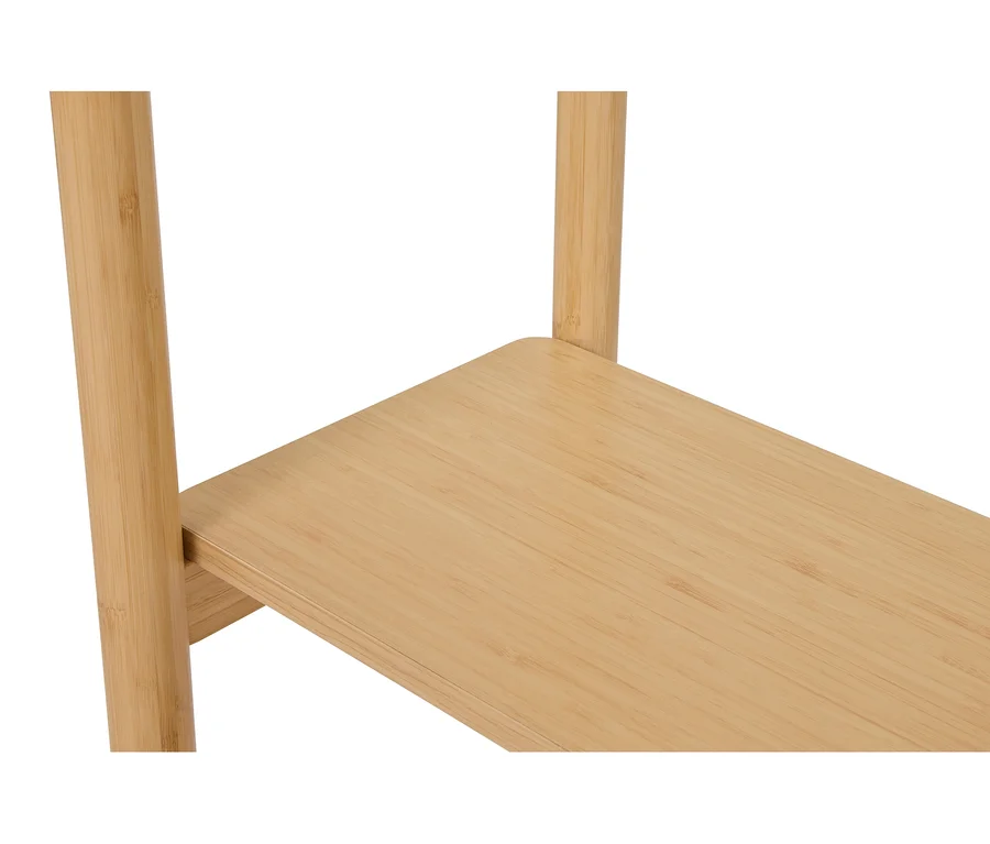Detailní pohled na světle hnědý bambusový regál.