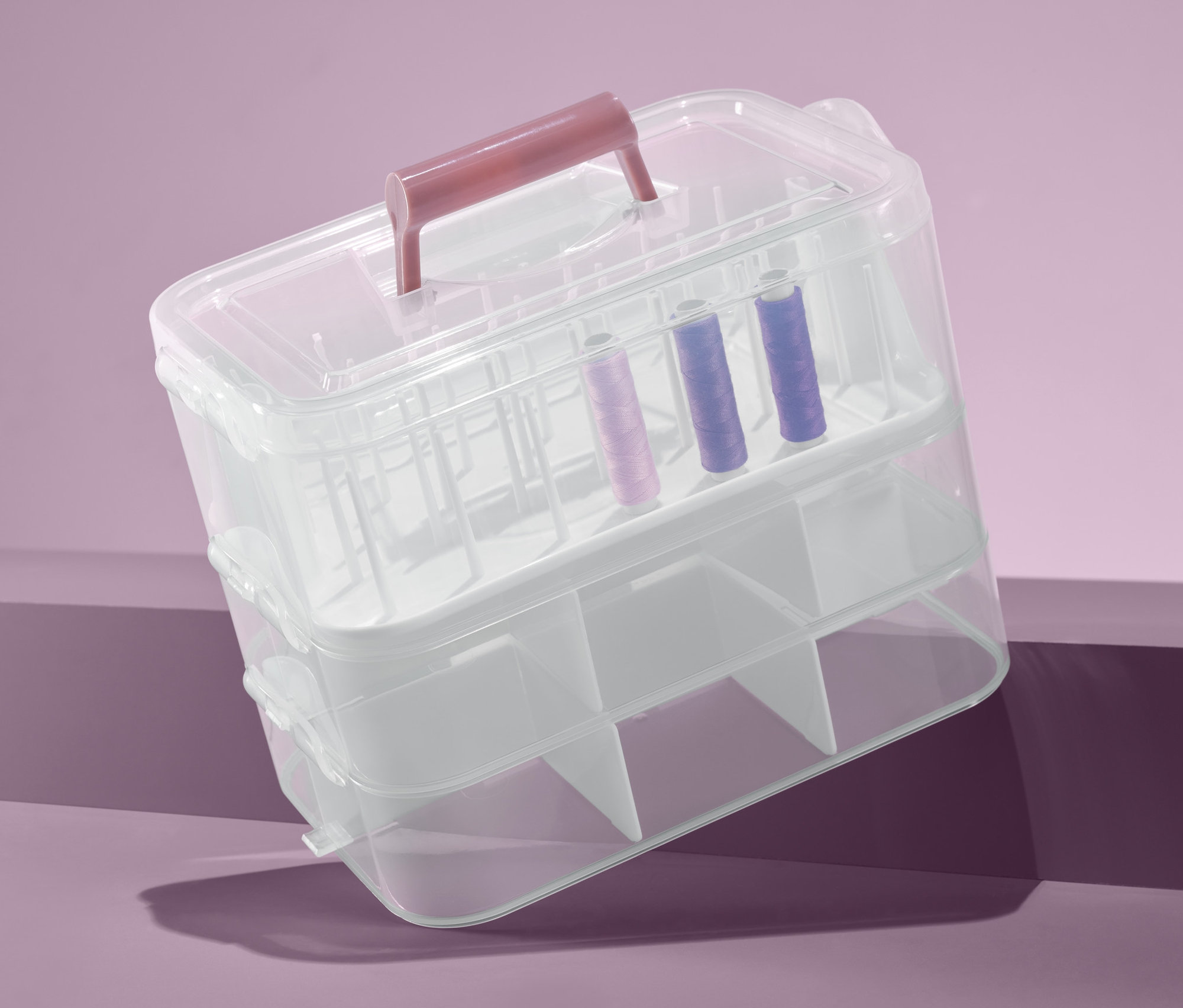 Nakloněné 3 úložné boxy na šicí potřeby.