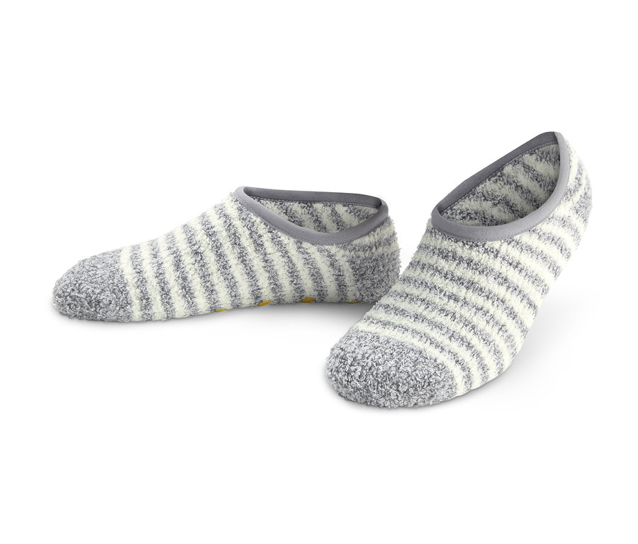 Dva páry ponožkových papučí s šedými a bílými pruhy.