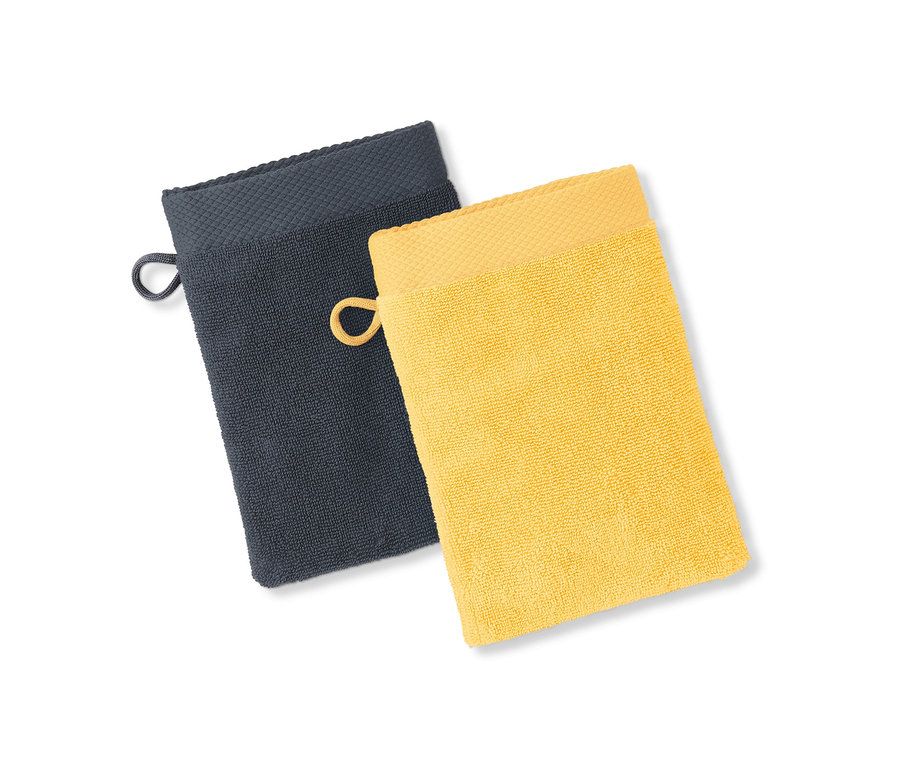 Dvě mycí žínky, jedna antracitová a jedna žlutá.
