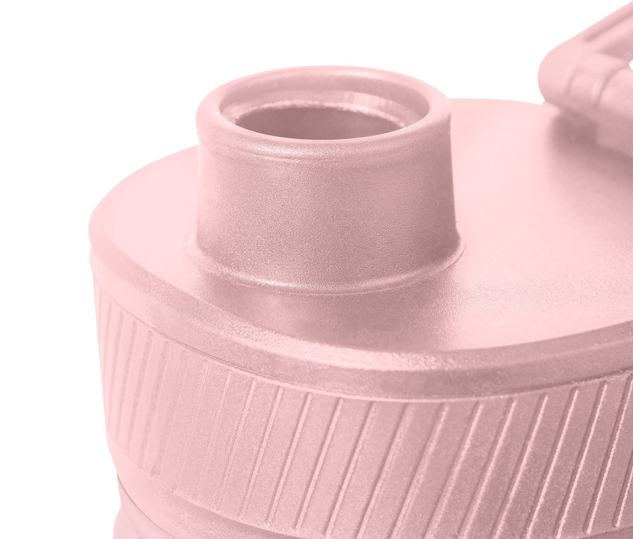 Detail růžové sportovní láhve na pití.