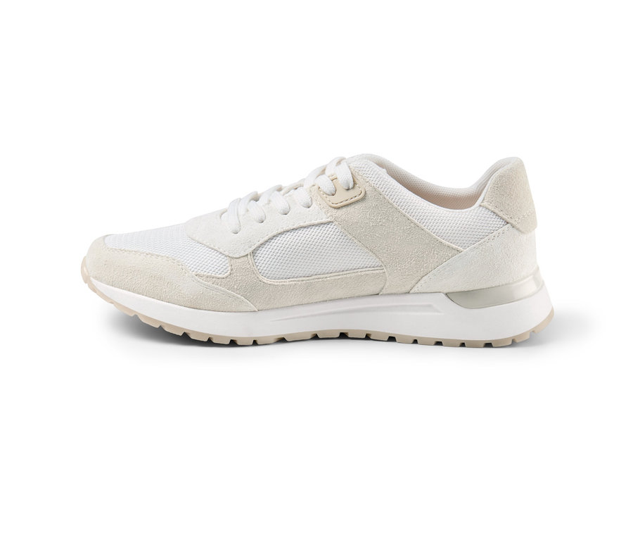 Bota sneaker z velurové kůže na bílém pozadí.