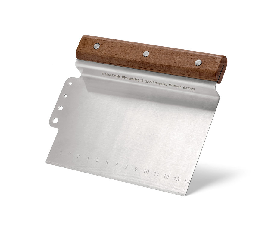 Kráječ na těsto 2 v 1 s dřevěnou rukojetí a kovovou čepelí s vyznačenou stupnicí.