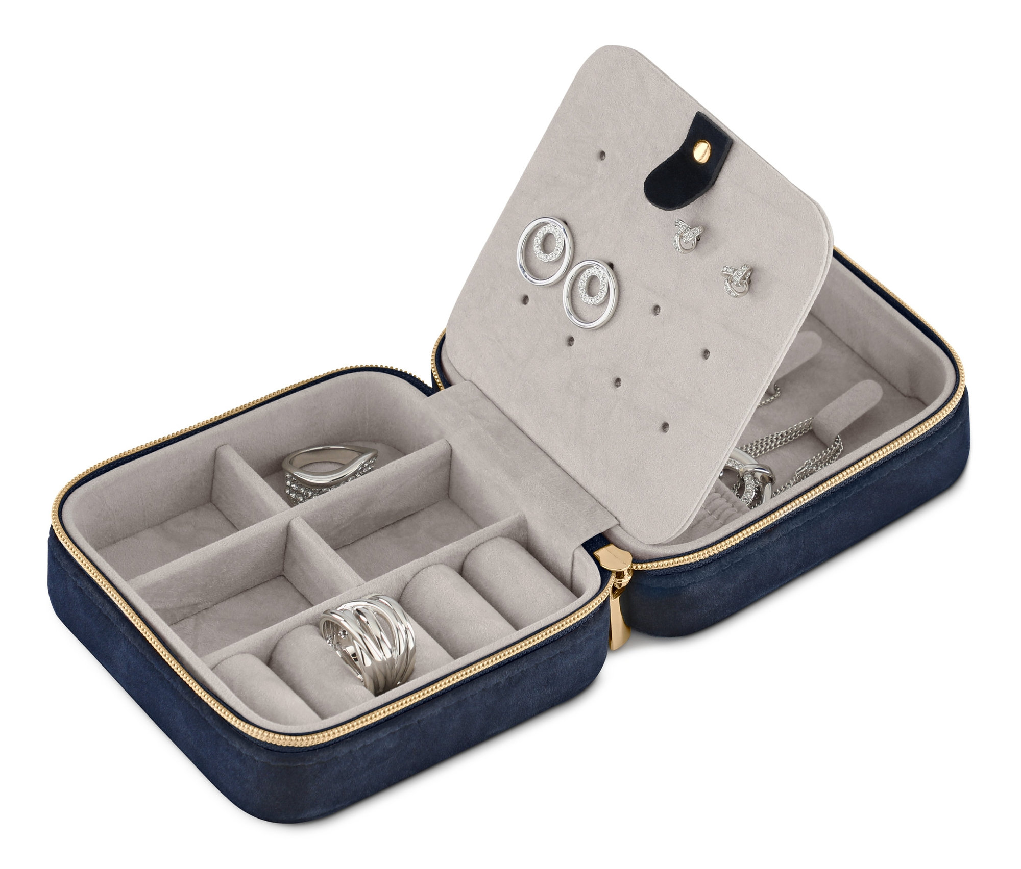 Otevřená malá šperkovnice s prsteny, náušnicemi a náhrdelníkem.