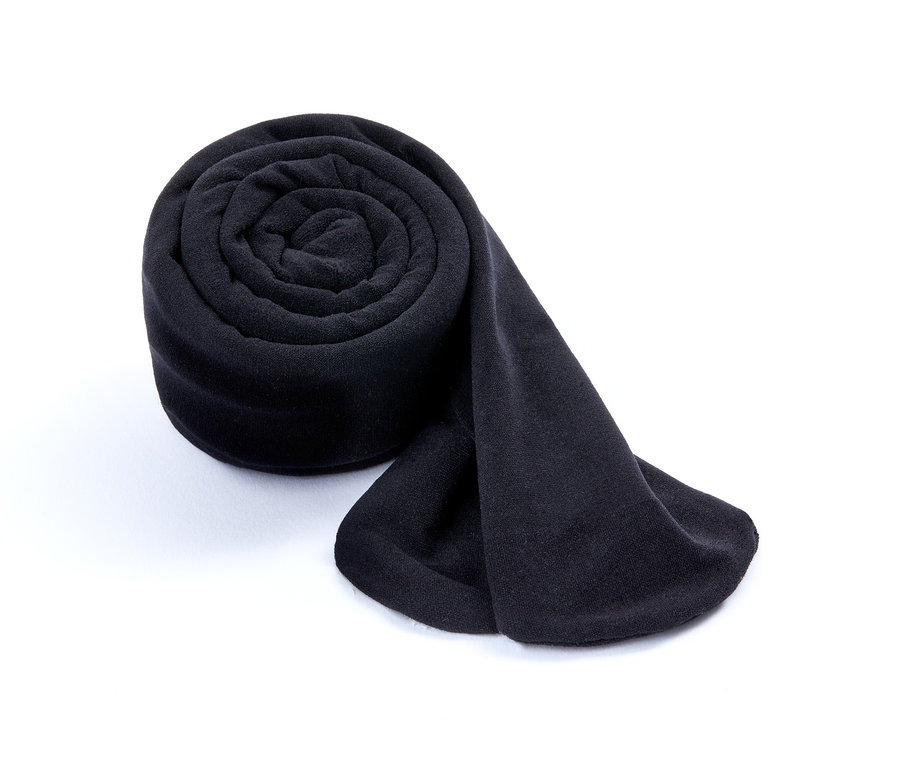 Srolované černé punčochové kalhoty na bílém pozadí.