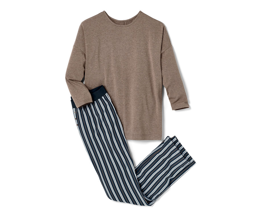 Hnědé pyžamo s dlouhým rukávem a modré pruhované kalhoty leží na bílém pozadí.