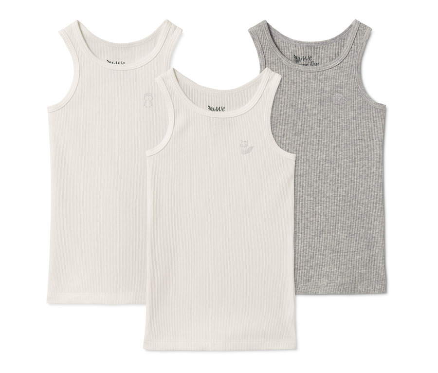 Tři žebrované nátělníky: dva bílé a jeden šedý.