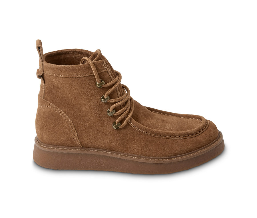 Hnědá kotníčková bota z velurové kůže s hnědou podrážkou a tkaničkami.