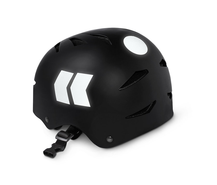 Černá helma s reflexními nálepkami.