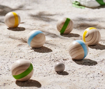 Sada na pétanque na písku.