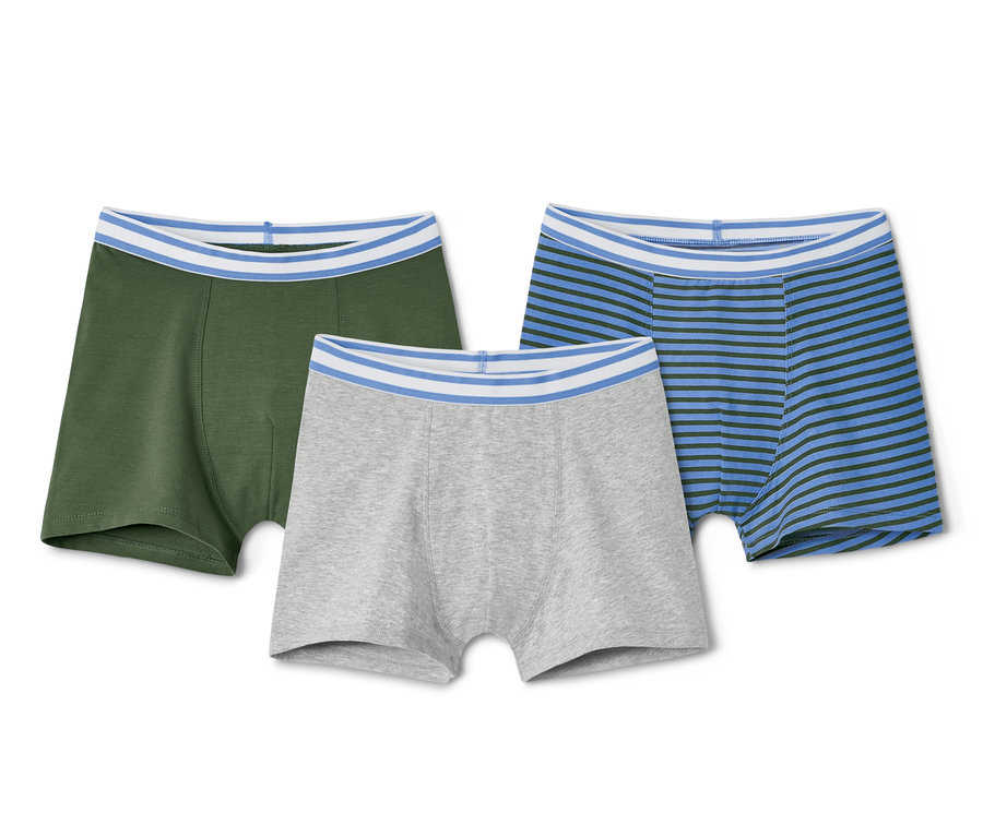 Tři chlapecké boxerky: olivové, šedé a modrozelené pruhované.