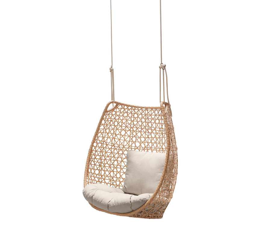 Závěsné křeslo Boho s béžovým sedákem a polštářem.