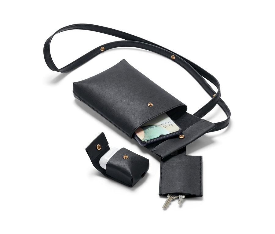 Černé mini taštičky s kapsami na telefon, sluchátka a klíče.