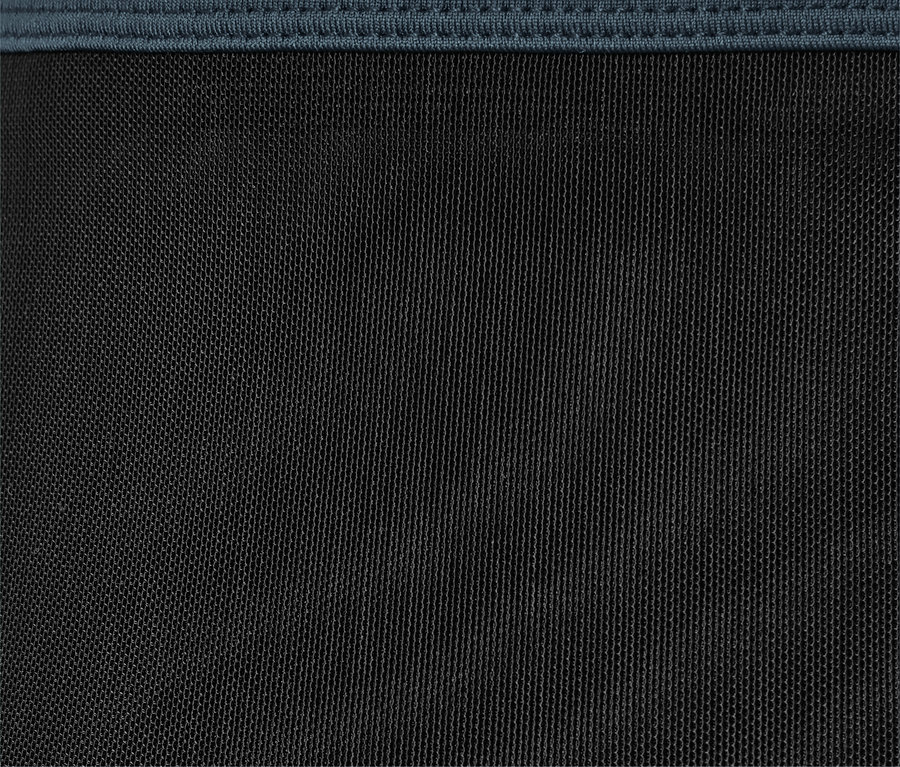 Detail tmavě modrých stahovacích sportovních kalhot.