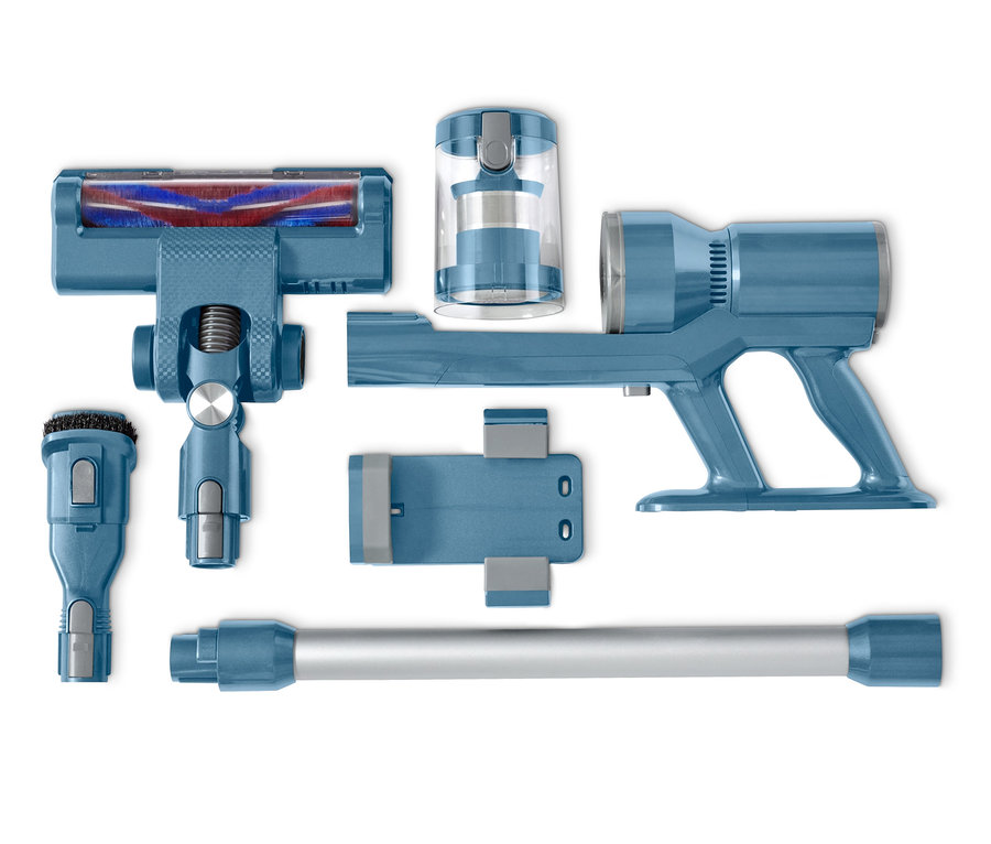 Modrý akumulátorový vysavač s digitálním displejem a jeho nástavce leží na bílém pozadí.