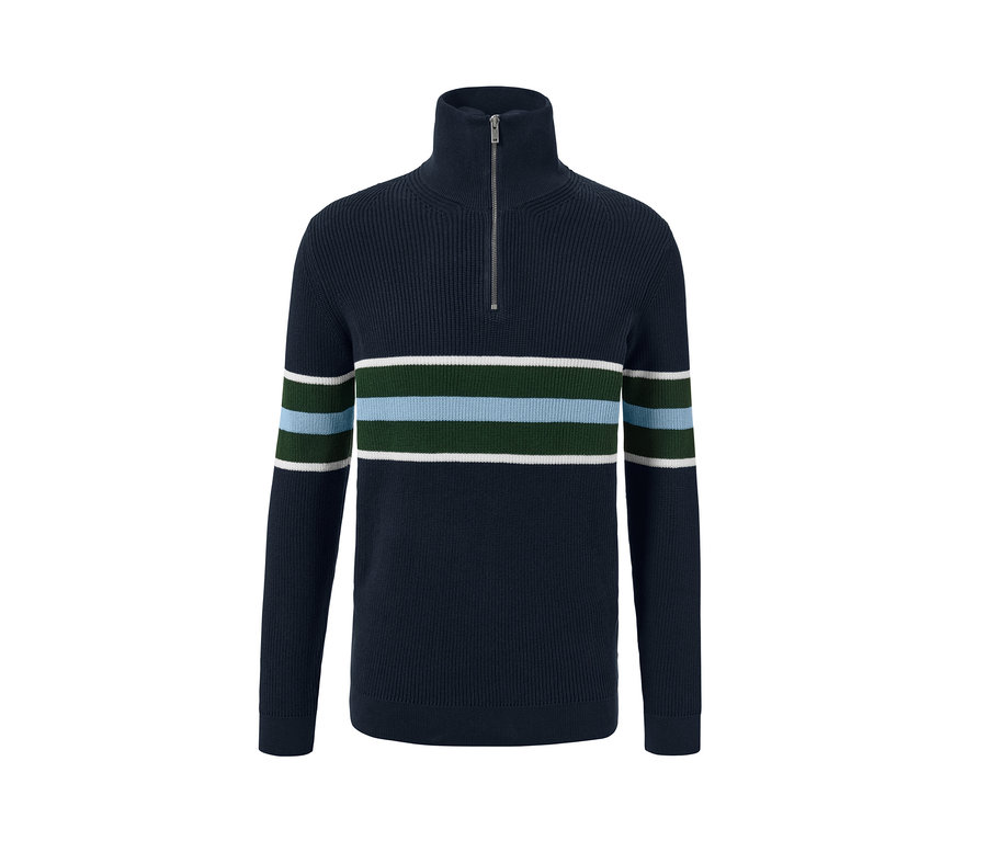 Tmavě modrý svetr troyer s pruhy na hrudi.