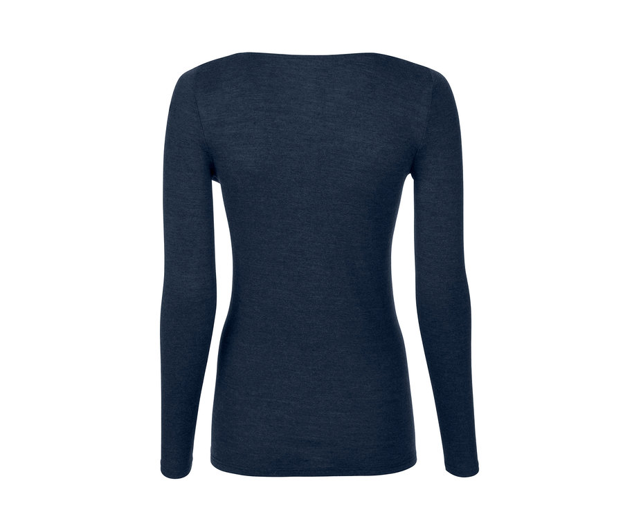 Tmavě modré triko s dlouhým rukávem.
