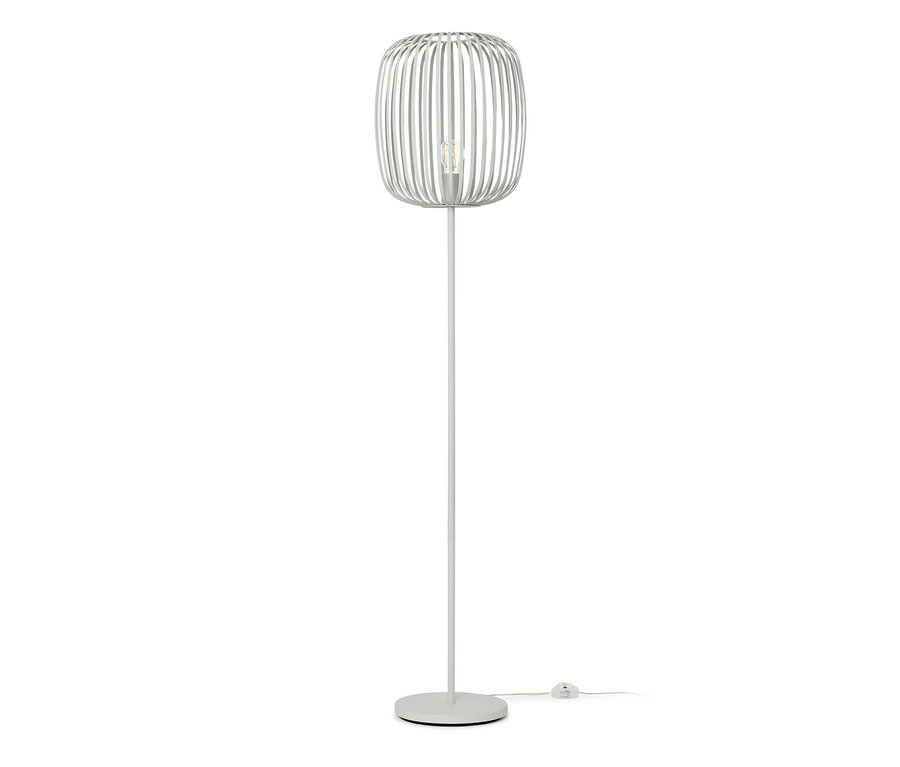 Kovová stojací lampa na bílém pozadí.