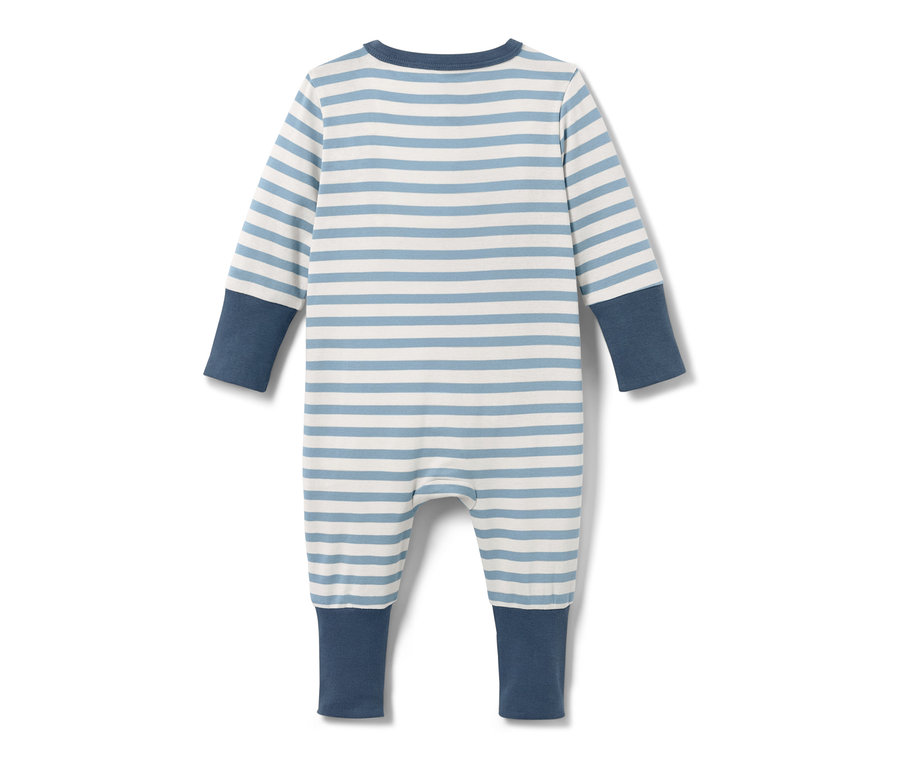 Pruhované dětské pyžamo s dlouhými rukávy.