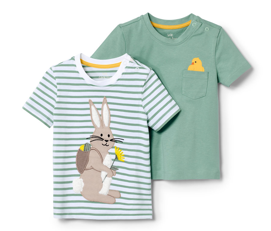 Dvě dětská trička: jedno s králíčkem, druhé se žlutým kuřátkem v kapse.