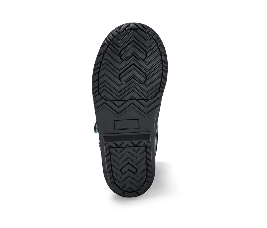 Detail podrážky modré dětské obuvi do každého počasí.