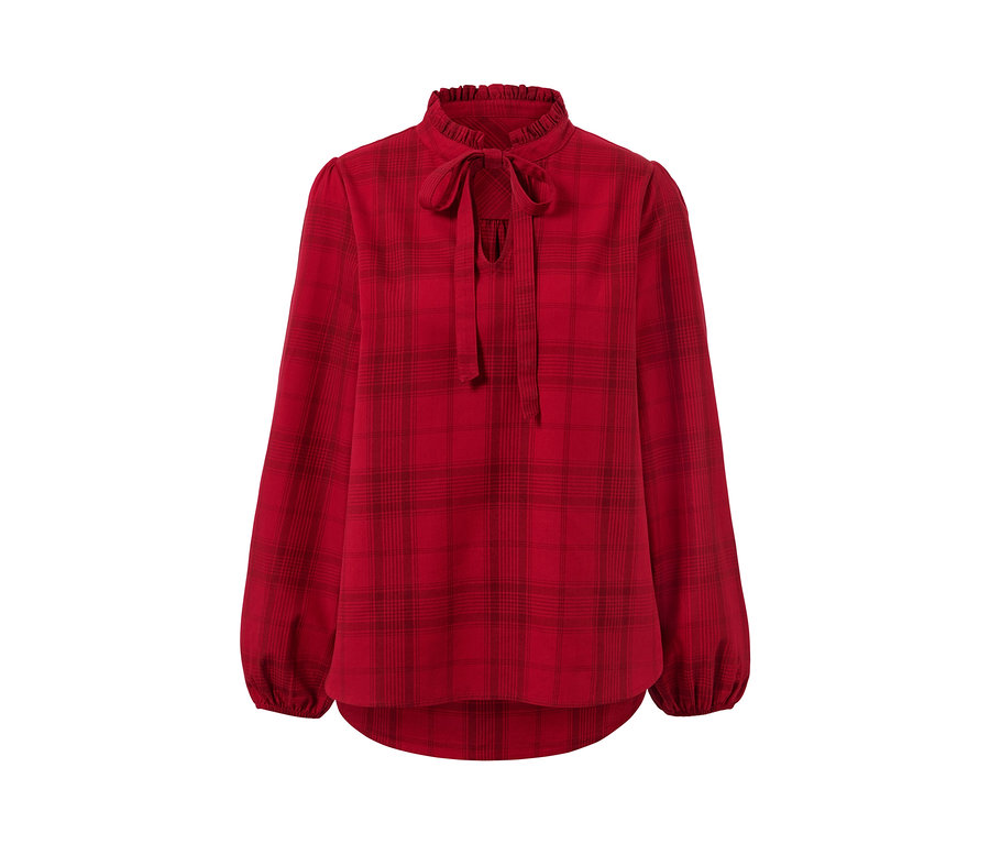 Detail červené kostkované halenky s vázankou.