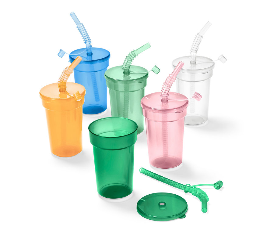 Sada dětských kelímků v oranžové, modré, zelené, růžové a průhledné barvě, některé mají víčka a brčka.