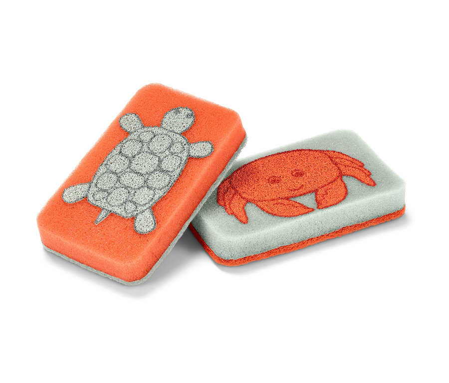 Dvě čisticí houbičky: oranžová s želvou, šedá s krabem.