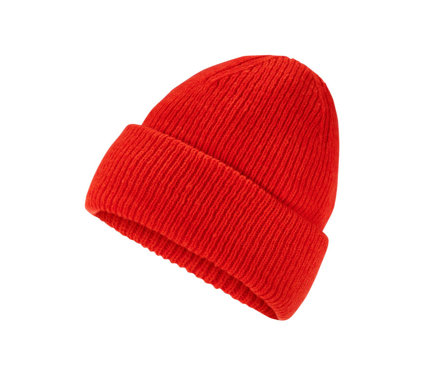 Oranžová pletená čepice.