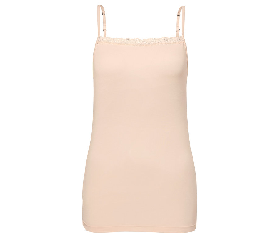 Detail krémové košilky z modalu s krajkou.