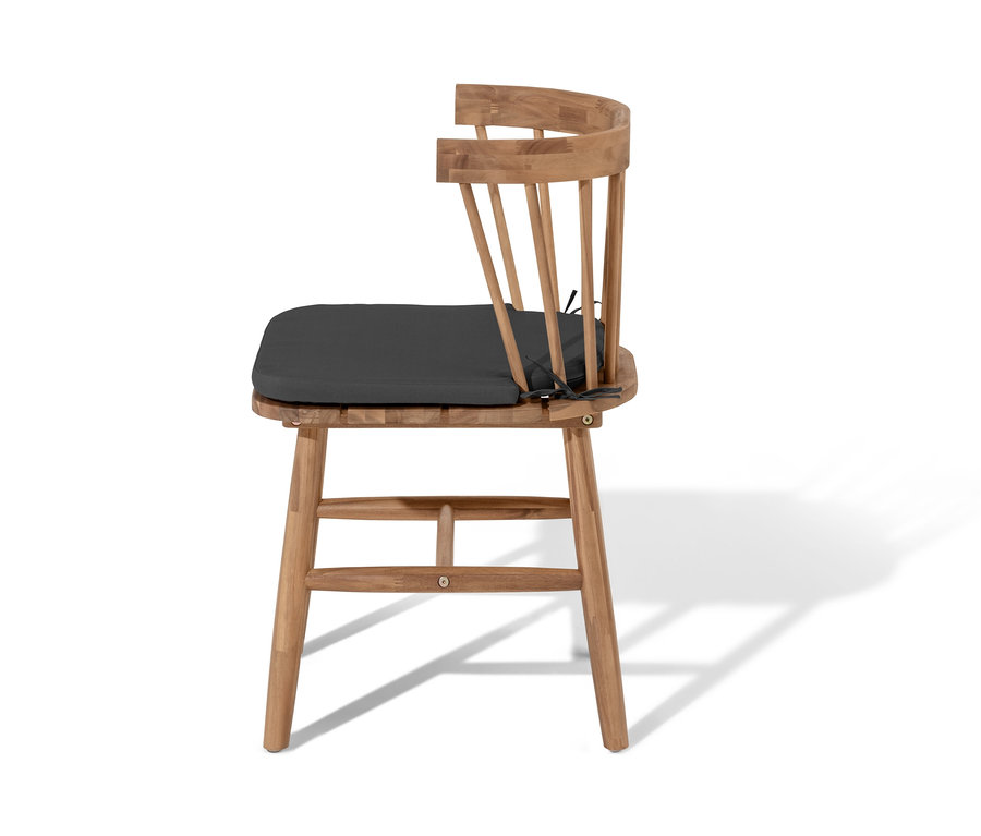 Boční pohled na jídelní židli se sedákem na bílém pozadí.