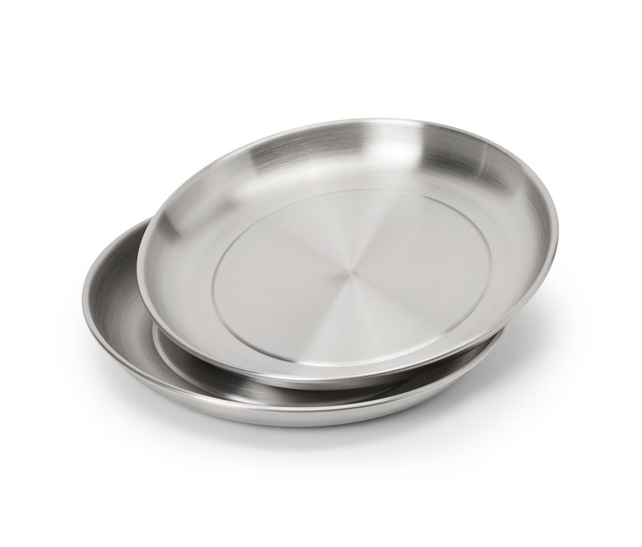 Dva kempingové talíře leží na sobě.