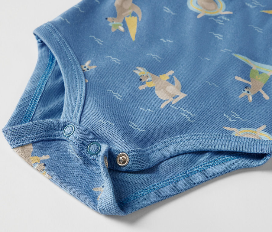 Detail modrého body s krátkým rukávem s potiskem klokanů.