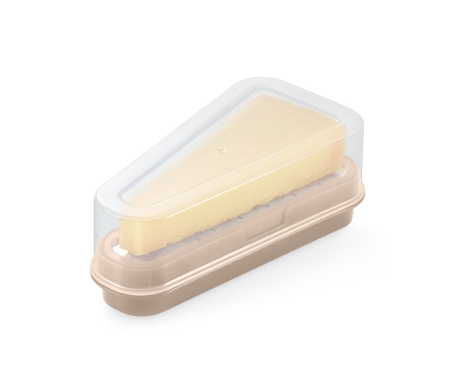 Kousek sýra v hnědé 2 v 1 struhadle na parmezán s průhledným víkem.