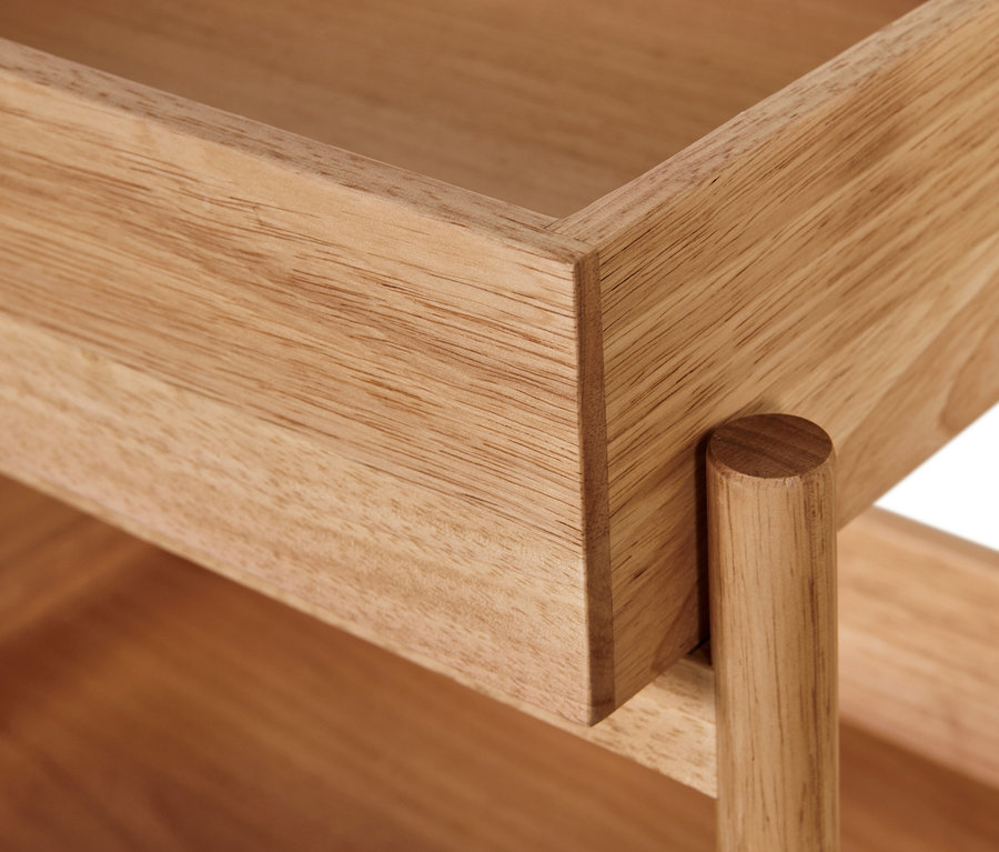 Detail rohu stojacího regálu se 3 přihrádkami.