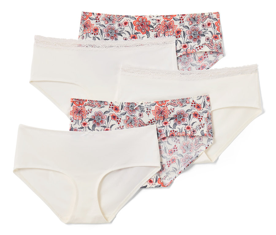 Detail pěti krémových kalhotek, některé s květinovým vzorem.