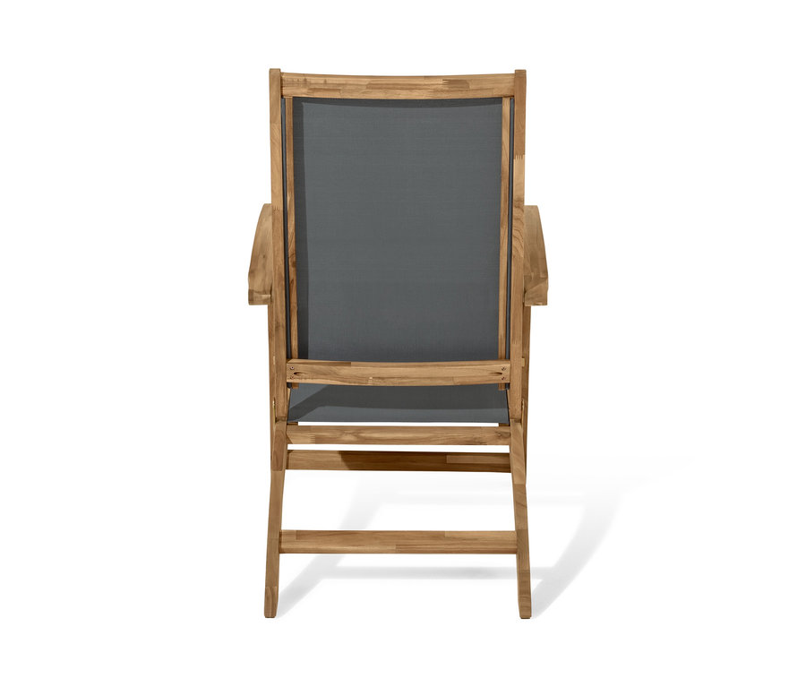 Pohled zezadu na lehátko »Lenja« s výsuvnou podnožkou. Lehátko má šedou látku a dřevěný rám.