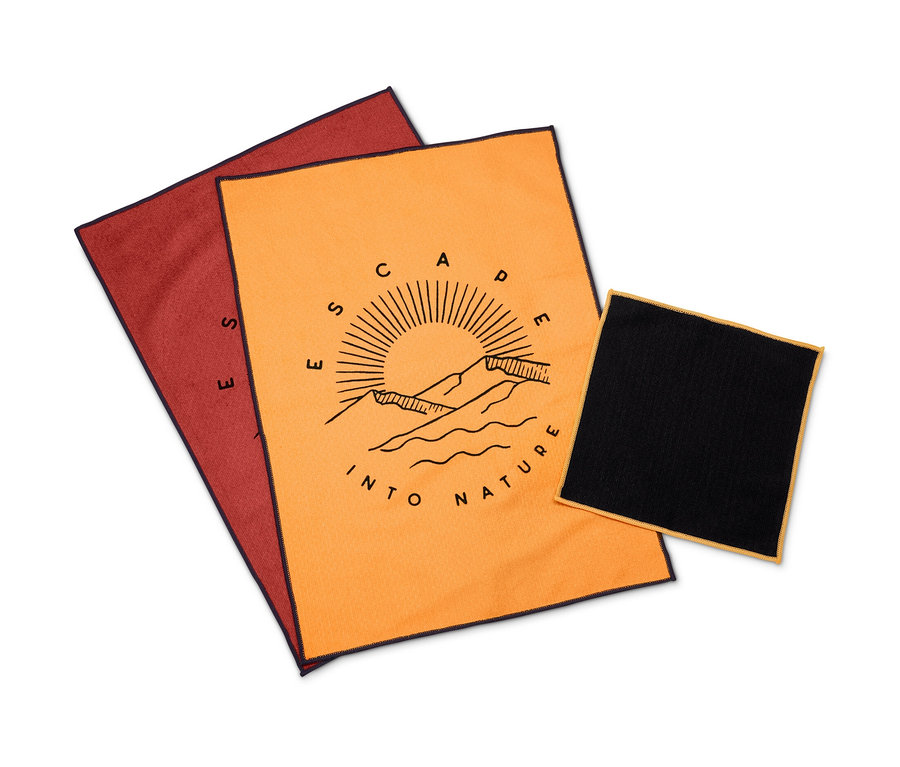 Sada utěrek na nádobí: oranžová utěrka s nápisem a ilustrací a červená a černá utěrka.