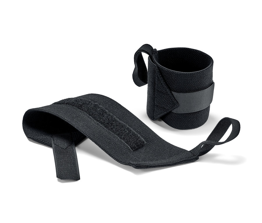 Dva černé fitness manžety na zápěstí leží na bílém pozadí.