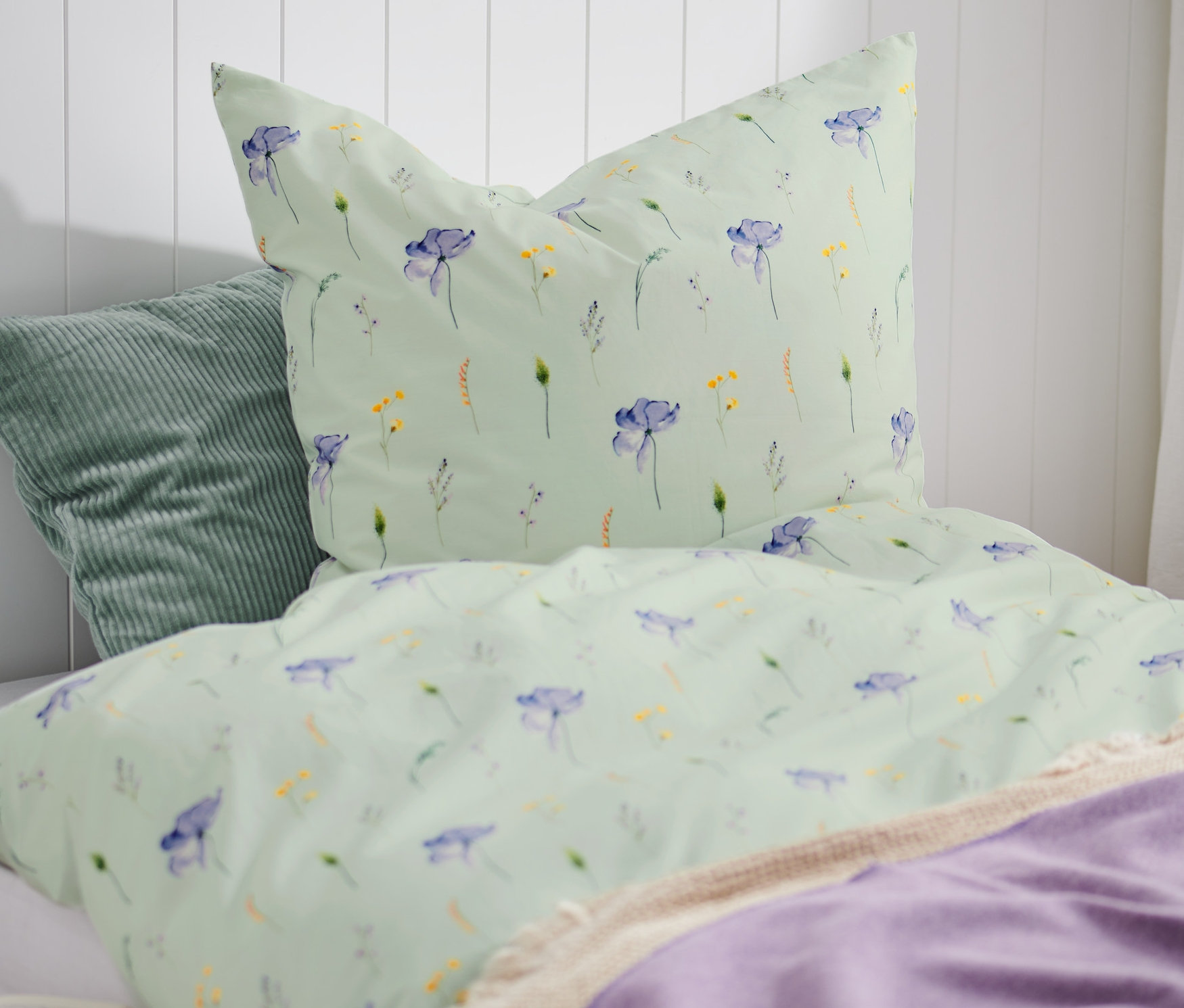 Postel s prémiovým bavlněným povlečením standardní, dvojlůžkové a nadměrné velikosti s květinovým vzorem.