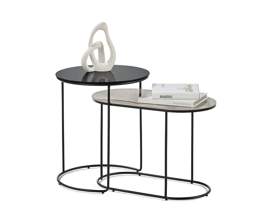 Dva odkládací stolky v mramorovém provedení se skleněnou deskou a dekorací.
