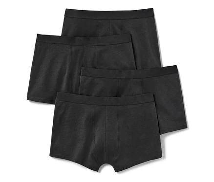 Čtyři černé boxerky, 4 ks, uspořádané na sobě.
