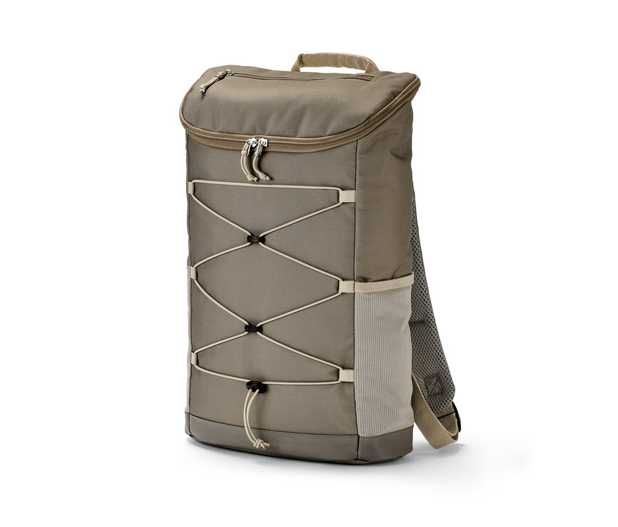 Hnědý outdoorový batoh s bungee šňůrkou na přední straně.