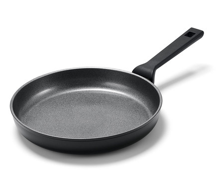 Hliníková pánev o průměru cca 28 cm s černou rukojetí.