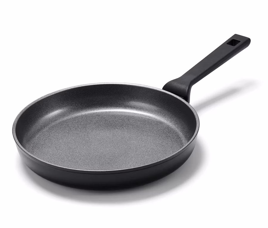 Hliníková pánev o průměru cca 28 cm s černou rukojetí.